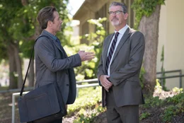 Evan Birch (Guy Pearce, l.): Malloy (Pierce Brosnan, r.)