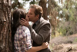 Joyce Bonner (Odeya Rush, l.); Evan Birch (Guy Pearce, r.)