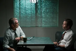 Malloy (Pierce Brosnan, l.); Evan Birch (Guy Pearce, r.)