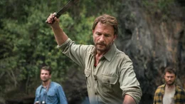 Die Reisegruppe um den Expeditionsf&uuml;hrer Karl (Thomas Kretschmann, M.) baut nach einer Abstimmung ein Flo&szlig; f&uuml;r ihre Weiterreise.