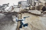 Der Street-Art-K&uuml;nstler Banksy hat seine Bilder auf zerst&ouml;rte Hausw&auml;nde in Kiew gespr&uuml;ht.