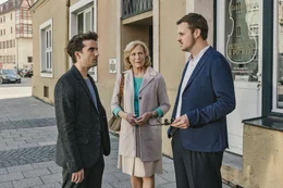 Jella (Maren Kroymann, M.) mischt sich mal wieder in die Beziehung ihres Sohnes Momme (Oliver Wnuk, l.) mit Rudi (Frederic Linkemann, r.) ein.
