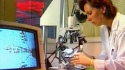 Die forensische Wissenschaft ist heute so weit, dass man den Täter anhand von kleinsten Spuren dingfest machen kann. Die forensische Wissenschaft ist heute so weit, dass man den Täter anhand von kleinsten Spuren dingfest machen kann.