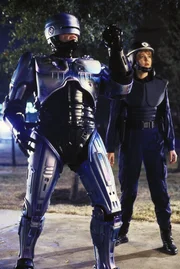W&auml;hrend Robocop (Peter Weller) zusammen mit seiner Kollegin Officer Anne Lewis (Nancy Allen) quasi im Alleingang gegen einen Drogenring, der die synthetische Droge Nuke vertreibt, vorgeht, versuchen die Verantwortlichen von OCP, einen RoboCop 2.0 zu installieren.