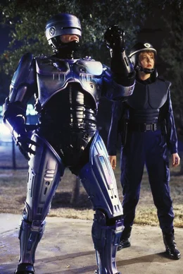 W&auml;hrend Robocop (Peter Weller) zusammen mit seiner Kollegin Officer Anne Lewis (Nancy Allen) quasi im Alleingang gegen einen Drogenring, der die synthetische Droge Nuke vertreibt, vorgeht, versuchen die Verantwortlichen von OCP, einen RoboCop 2.0 zu installieren.