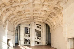 Die au&szlig;ergew&ouml;hnliche Treppe von Schloss Chambord besteht aus zwei ineinandergreifenden Wendeltreppen mit einer ausgesparten Mittelachse.