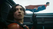 l-r: Ezra Miller als Barry Allen / The Flash, Sasha Calle als Kara Zor-El / Supergirl