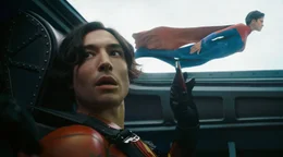 l-r: Ezra Miller als Barry Allen / The Flash, Sasha Calle als Kara Zor-El / Supergirl