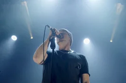 Andriy Khlyvnyuk, S&auml;nger der ukrainischen Band BoomBox, w&auml;hrend eines Konzerts. In seinem Fronturlaub ist Andriy auf Tour durch Europa.