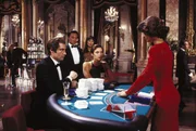 Bei seiner Suche nach Drogenbaron Sanchez trifft James Bond (Timothy Dalton, l.) auf die ehemalige Army-Pilotin Pam Bouvier (Carey Lowell, r.). Um den Tod von Freund Felix Leiter zu r&auml;chen, begeben sie sich gemeinsam auf eine gef&auml;hrliche Mission...