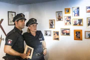 Tarik (Serhat Cokgezen) und Claudia (Janette Rauch) sind überrascht, was sie in der Wohnung von Nellys Stalker finden. Tarik (Serhat Cokgezen) und Claudia (Janette Rauch) sind überrascht, was sie in der Wohnung von Nellys Stalker finden.