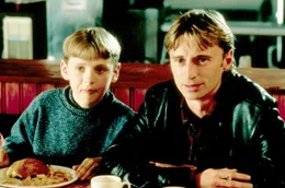 Um den Unterhalt f&uuml;r seinen Sohn Nathan (William Snape) auftreiben zu k&ouml;nnen, kommt Gaz (Robert Carlyle) auf die Idee, durch Strippen Geld zu verdienen &hellip; Nathan ist zun&auml;chst nicht begeistert.