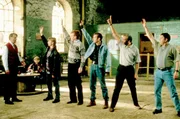 Unter Nathans (William Snape, 2.v.l.) kritischen Augen versucht Ex-Vorarbeiter Gerald (Tom Wilkinson, li.), Dave (Mark Addy), Horse (Paul Barber), Guy (Hugo Speer), Lomper (Steve Huison) und Gaz (Robert Carlyle, v.r.n.l.) ein paar Tanzschritte beizubringen