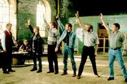Unter Nathans (William Snape, 2.v.l.) kritischen Augen versucht Ex-Vorarbeiter Gerald (Tom Wilkinson, li.), Dave (Mark Addy), Horse (Paul Barber), Guy (Hugo Speer), Lomper (Steve Huison) und Gaz (Robert Carlyle, v.r.n.l.) ein paar Tanzschritte beizubringen