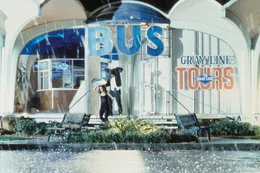 Ben Holmes (Ben Affleck) und Sarah Lewis (Sandra Bullock) fl&uuml;chten vor dem Regen.