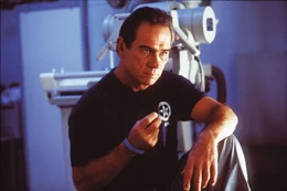 U.S. Marshal Sam Gerard (Tommy Lee Jones), der h&auml;rteste Fahnder der amerikanischen Bundespolizei, hat nur ein Ziel: Er will einen fl&uuml;chtigen Doppelm&ouml;rder stellen.