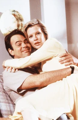 Mit Steve (Dan Aykroyd) lernt die Au&szlig;erirdische Celeste (Kim Basinger) im Schnellkurs irdische Liebe - und findet Gefallen daran.