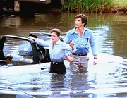 Holt (Stephanie Zimbalist) und Steele (Pierce Brosnan) sind in der Kleinstadt Denada nicht willkommen. Sie werden aus einem fahrenden Auto heraus beschossen und von der Fahrbahn abgedrängt! Holt (Stephanie Zimbalist) und Steele (Pierce Brosnan) sind in der Kleinstadt Denada nicht willkommen. Sie werden aus einem fahrenden Auto heraus beschossen und von der Fahrbahn abgedrängt!