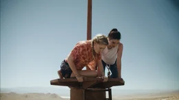 Entsetzt m&uuml;ssen Hunter (Virginia Gardner, l.) und Becky (Grace Caroline Currey, r.) feststellen, dass ein Abstieg aus den luftigen H&ouml;hen nicht mehr m&ouml;glich ist.
