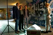 Am Tatort bereitet Dr. Franziska Sommerfeld (Christina Rainer, r.) das Team von Richard Voss (Jan-Gregor Kremp, l.), Annabell Lorenz (Stephanie Stumph, 2.v.l.) und Tom Kupfer (Ludwig Blochberger, 3.v.l.) auf den Anblick der Leiche vor, die äußerst brutal erschlagen wurde. Am Tatort bereitet Dr. Franziska Sommerfeld (Christina Rainer, r.) das Team von Richard Voss (Jan-Gregor Kremp, l.), Annabell Lorenz (Stephanie Stumph, 2.v.l.) und Tom Kupfer (Ludwig Blochberger, 3.v.l.) auf den Anblick der Leiche vor, die äußerst brutal erschlagen wurde.