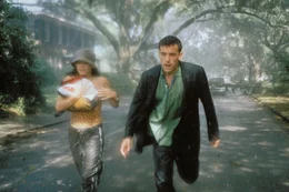 Ben Holmes (Ben Affleck) und Sarah Lewis (Sandra Bullock) fl&uuml;chten vor dem Regen.