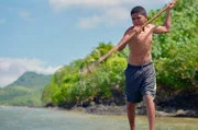 Der 16-j&auml;hrige Sisa fischt am Strand.