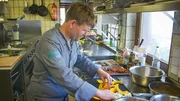 Ein Silvestermenü im Sommer. Chefkoch Sascha muss sich jetzt schon Gedanken über das Menü zum Jahreswechsel machen. Schließlich ist der Caravanpark am Tennsee bekannt für seine gute Küche. Ein Silvestermenü im Sommer. Chefkoch Sascha muss sich jetzt schon Gedanken über das Menü zum Jahreswechsel machen. Schließlich ist der Caravanpark am Tennsee bekannt für seine gute Küche.