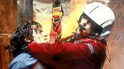 In letzter Sekunde wird Gero (Stefano Bernardin) von Peter Berger (Serge Falck) aus der Flammenhölle gerettet. In letzter Sekunde wird Gero (Stefano Bernardin) von Peter Berger (Serge Falck) aus der Flammenhölle gerettet.