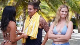Abby (Virginia Gardner, re.) und Travis (Dylan Sprouse)  haben versehentlich geheiratet.. Gibt es ein Happy End oder ein weiteres Desaster?