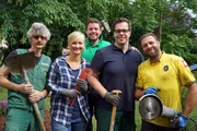 V.l.: Garten-Guru Ralf, Nicole, Baggerfahrer Henrik, Familenvater und Architekt Jochen, Organisator Claus