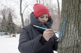 Mariam Naiem in einem Park in Kiew. Sie ist Autorin, Street-Art-K&uuml;nstlerin und Aktivistin. Durch Stimmen wie ihre wird deutlich, wie der Krieg die Kunst beeinflusst und welche Wirkung die Kunst auf den Krieg hat.