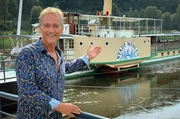 Olaf Berger vor dem Elbe-Schaufelraddampfer "Stadt Wehlen" Olaf Berger vor dem Elbe-Schaufelraddampfer "Stadt Wehlen"