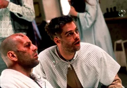 In einer Irrenanstalt begegnet Cole (Bruce Willis, li.) dem hyper-hektischen Jeffrey Goines (Brad Pitt), der dem Wahnsinn nahe ist....