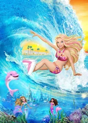 Barbie spielt die Surferin Meliah, die eines Tages erfährt, dass sie in Wirklichkeit eine Meerjungfrau ist. Barbie spielt die Surferin Meliah, die eines Tages erfährt, dass sie in Wirklichkeit eine Meerjungfrau ist.