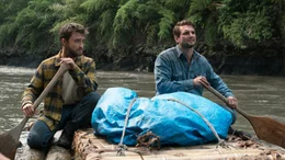 Die Backpacker Yossi (Daniel Radcliffe, l.) und Kevin (Alex Russell, r.) wollen zu zweit auf einem selbstgebauten Flo&szlig; den Dschungel durchqueren.