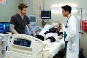 Als eine psychisch kranke Frau im Krankenhaus f&uuml;r Aufregung sorgt, gehen Conrad (Matt Czuchry, l.) und Devon (Manish Dayal, r.) ein gro&szlig;es Risiko ein, um sie zu retten ...