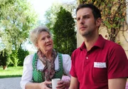 Hildegard (Antje Hagen, l.) redet Nils (Florian Stadler, r.) wegen seiner Familie ins Gewissen. Hildegard (Antje Hagen, l.) redet Nils (Florian Stadler, r.) wegen seiner Familie ins Gewissen.