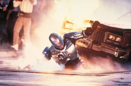 W&auml;hrend Robocop (Peter Weller) zusammen mit seiner Kollegin Officer Anne Lewis quasi im Alleingang gegen einen Drogenring, der die synthetische Droge Nuke vertreibt, vorgeht, versuchen die Verantwortlichen von OCP, einen RoboCop 2.0 zu installieren.