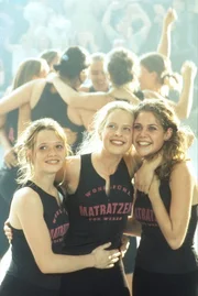 L-R: Lena (Karoline Herfurth), Inken (Diana Amft) and Victoria (Felicitas Woll)