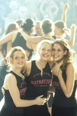 L-R: Lena (Karoline Herfurth), Inken (Diana Amft) and Victoria (Felicitas Woll)