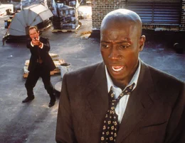 Der Ex-CIA-Agent Mark Sheridan (Wesley Snipes, r.) wird verd&auml;chtigt, zwei Morde begangen zu haben. Nach seiner Verhaftung soll er nach New York geflogen werden. Doch die Maschine st&uuml;rzt ab und Sheridan kann fliehen. Doch der erfahrene Leiter eines Fahndungstrupps des U.S. Marshallb&uuml;ros, Sam Gerard (Tommy Lee Jones, l.) wird auf ihn angesetzt ...