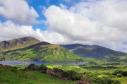 Die Beara Halbinsel im Südwesten Irlands kommt mit ihrer mystischen Landschaft mit unzähligen Grüntönen und verträumten Seen dem Klischeebild der „Grünen Insel“ amnächsten. Die Beara Halbinsel im Südwesten Irlands kommt mit ihrer mystischen Landschaft mit unzähligen Grüntönen und verträumten Seen dem Klischeebild der „Grünen Insel“ amnächsten.