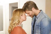 Kathi (Mandy Neidig) entzieht sich einem nahen Moment mit Robert (Felix Maximilian).
