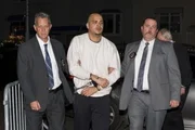 Kommissar Malcolm Reiman (links) begleitet Christopher Gonzalez zusammen mit einem weiteren Kommissar in eine Polizeistation in der Bronx. Kommissar Malcolm Reiman (links) begleitet Christopher Gonzalez zusammen mit einem weiteren Kommissar in eine Polizeistation in der Bronx.