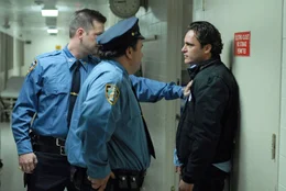 Immer wieder ger&auml;t Bobby (Joaquin Phoenix, r.) ins Visier der Polizei.