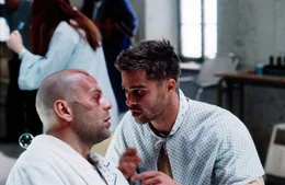 James Cole (Bruce Willis, li.) wurde aus dem Jahr 2035 in die Vergangenheit geschickt, um den Urspr&uuml;ngen einer Virus-Epidemie auf die Spur zu kommen. Als er im Irrenhaus landet, lernt er den Umweltfanatiker Jeffrey Gones (Brad Pitt) kennen, der mit seiner Armee der 12 Monkeys einen spektakul&auml;ren Terrorakt plant.