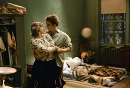 Showmaster Chuck Barris (Sam Rockwell) und Freundin Penny (Drew Barrymore) sind sich zugetan. Von seinem Doppelleben darf sie nicht wissen.