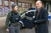 Im Foto (v.l.n.r.): Karin Gorniak(Karin Hanczewski) und Peter Schnabel (Martin Brambach) mit Schusswesten bei einem Einsatz. Im Foto (v.l.n.r.): Karin Gorniak(Karin Hanczewski) und Peter Schnabel (Martin Brambach) mit Schusswesten bei einem Einsatz.