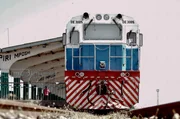 Die Tazara im Bahnhof von Kapiri Mposhi: Heute noch wird die blaue Lok mit großem Jubel von den Einheimischen begrüßt, wenn sie mit lautem Signal in einen der kleinen Bahnhöfe einfährt. Die Tazara im Bahnhof von Kapiri Mposhi: Heute noch wird die blaue Lok mit großem Jubel von den Einheimischen begrüßt, wenn sie mit lautem Signal in einen der kleinen Bahnhöfe einfährt.
