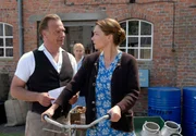 Ines (Petra Kleinert, Mitte) beobachtet argw&ouml;hnisch, wie Johanna (Aglaia Szyszkowitz) mit dem auf der Hallig unbeliebten Ingenieur Anton (Klaus J. Behrendt) flirtet.
